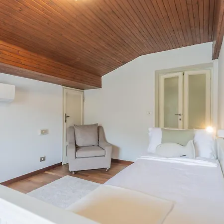 Chiara With Private Garden By Rent Villa *